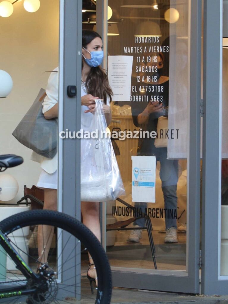 Pampita disfrutó de una tarde de compras: paseo por Palermo y elegante look con barbijo