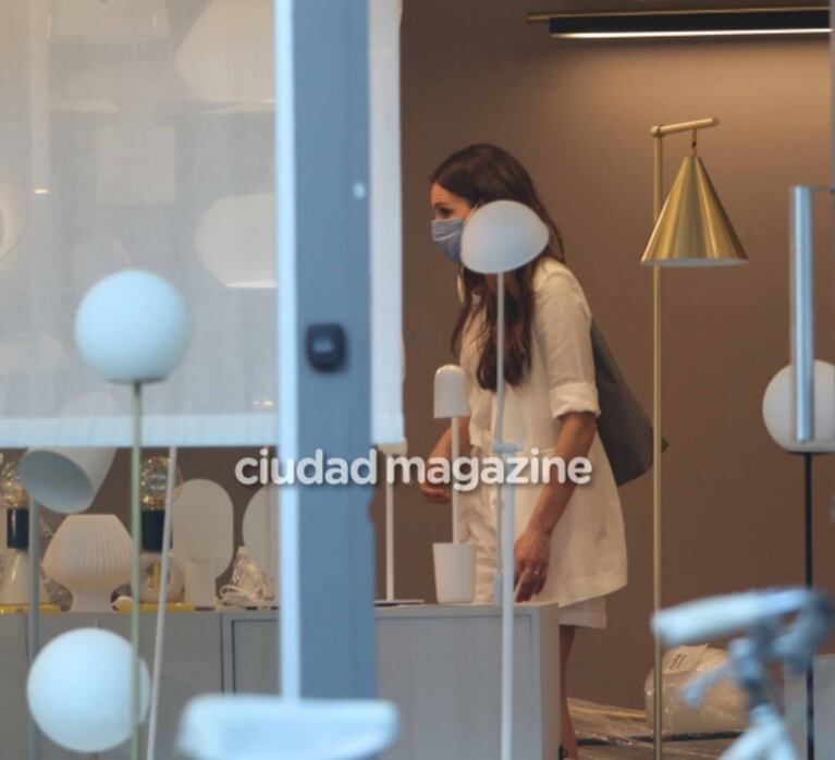 Pampita disfrutó de una tarde de compras: paseo por Palermo y elegante look con barbijo