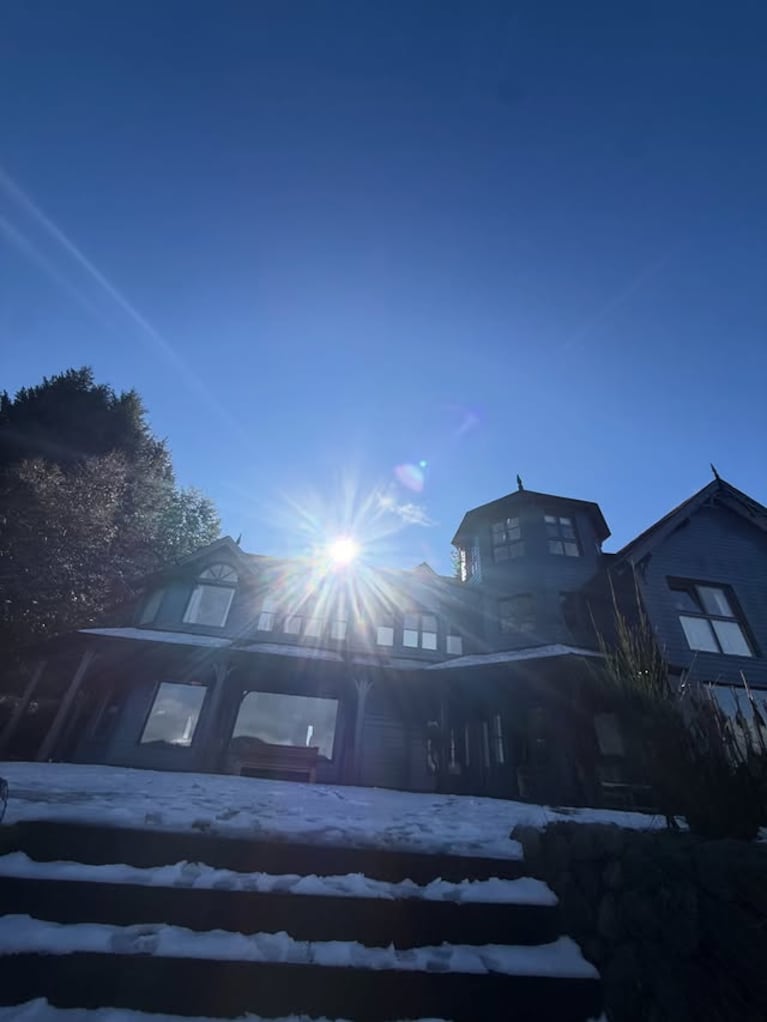 Pampita eligió un exclusivo refugio en Villa La Angostura: así es la lujosa cabaña frente al Nahuel Huapi. Crédito: Instagram