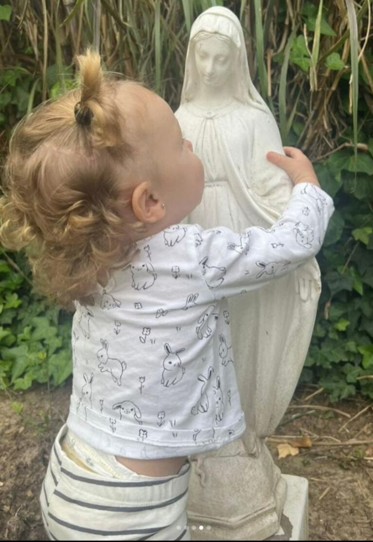 Pampita enterneció a sus fans con las fotos más lindas de su hija Ana con la figura de la Virgen