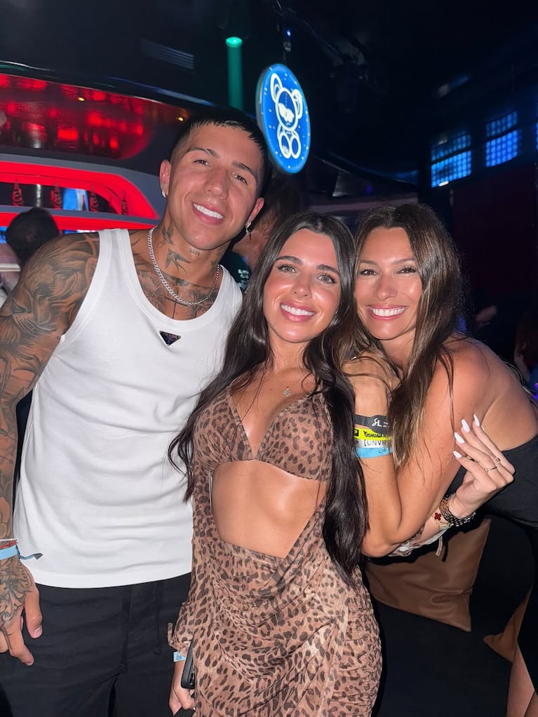Pampita, Enzo Fernández y Valu Cervantes en Ibiza (Foto: Instagram/@pampitaoficial).