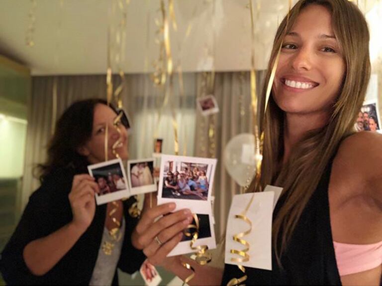 Pampita, feliz en su llegada a México para su cumpleaños. 