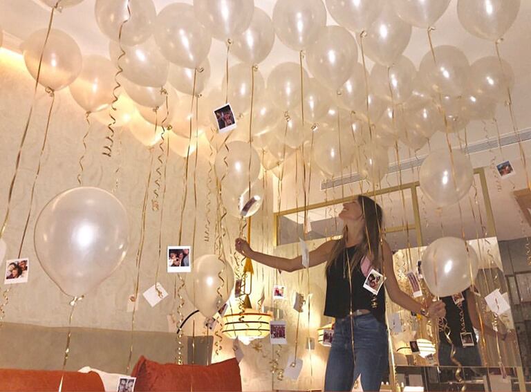 Pampita, feliz en su llegada a México para su cumpleaños. 