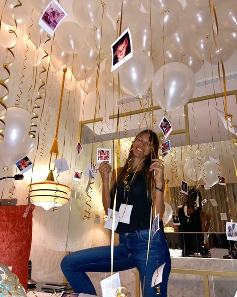 Pampita, feliz en su llegada a México para su cumpleaños. 