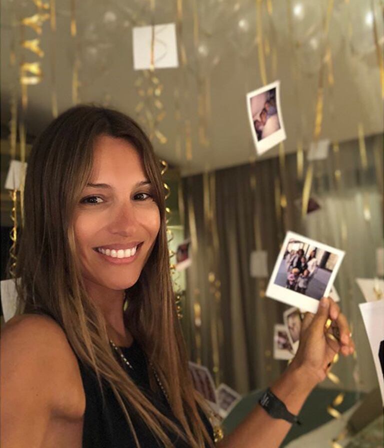 Pampita, feliz en su llegada a México para su cumpleaños. 