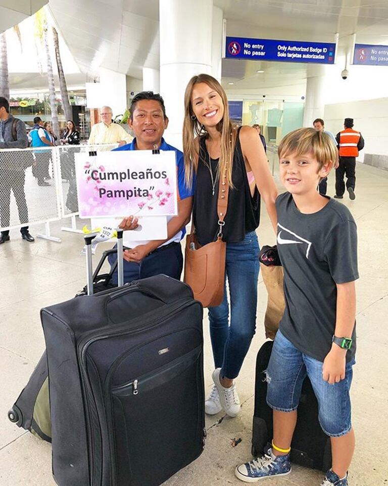 Pampita, feliz en su llegada a México para su cumpleaños. 