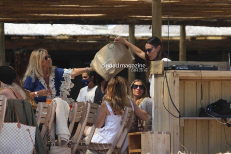 Pampita festejó por adelantado su cumpleaños en Punta: las fotos de la celebración con sus hijos y amigos