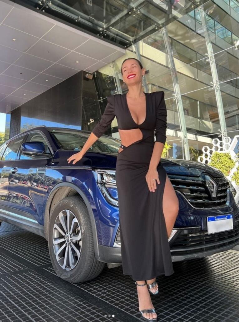 Pampita impactó con un vestido largo muy sensual: tajos laterales y llamativas hombreras