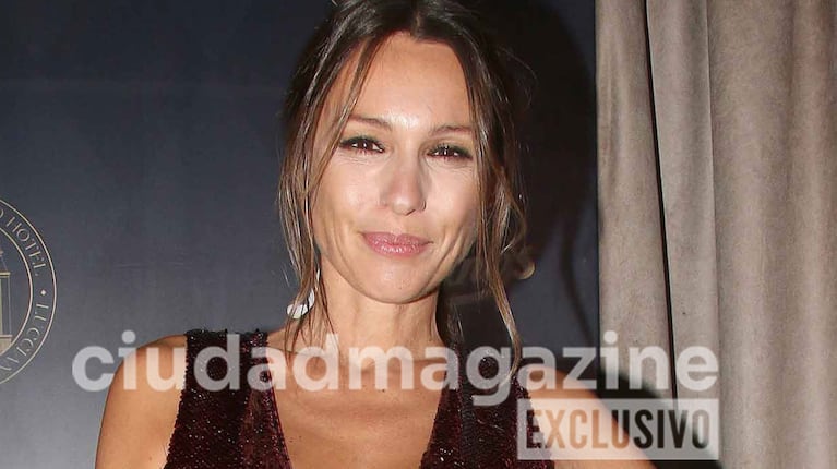 Pampita impactó en un evento con un estilismo audaz y glamoroso (Foto: Movilpress).