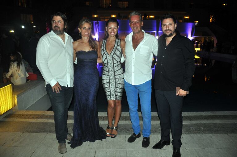 Pampita junto a Pablo Valenzuela, Raul Krislavin y Hernan Valenzuela, directores de la señal, y la relacionista Moniquita Holmberg. (Foto: FTV). 