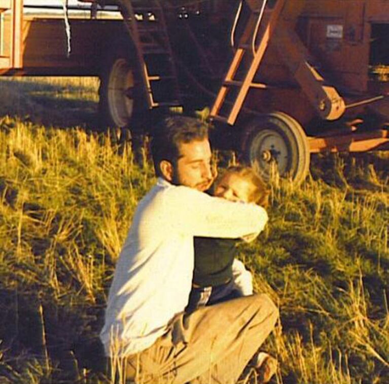 Pampita, junto a su papá cuando era niña. (Twitter)