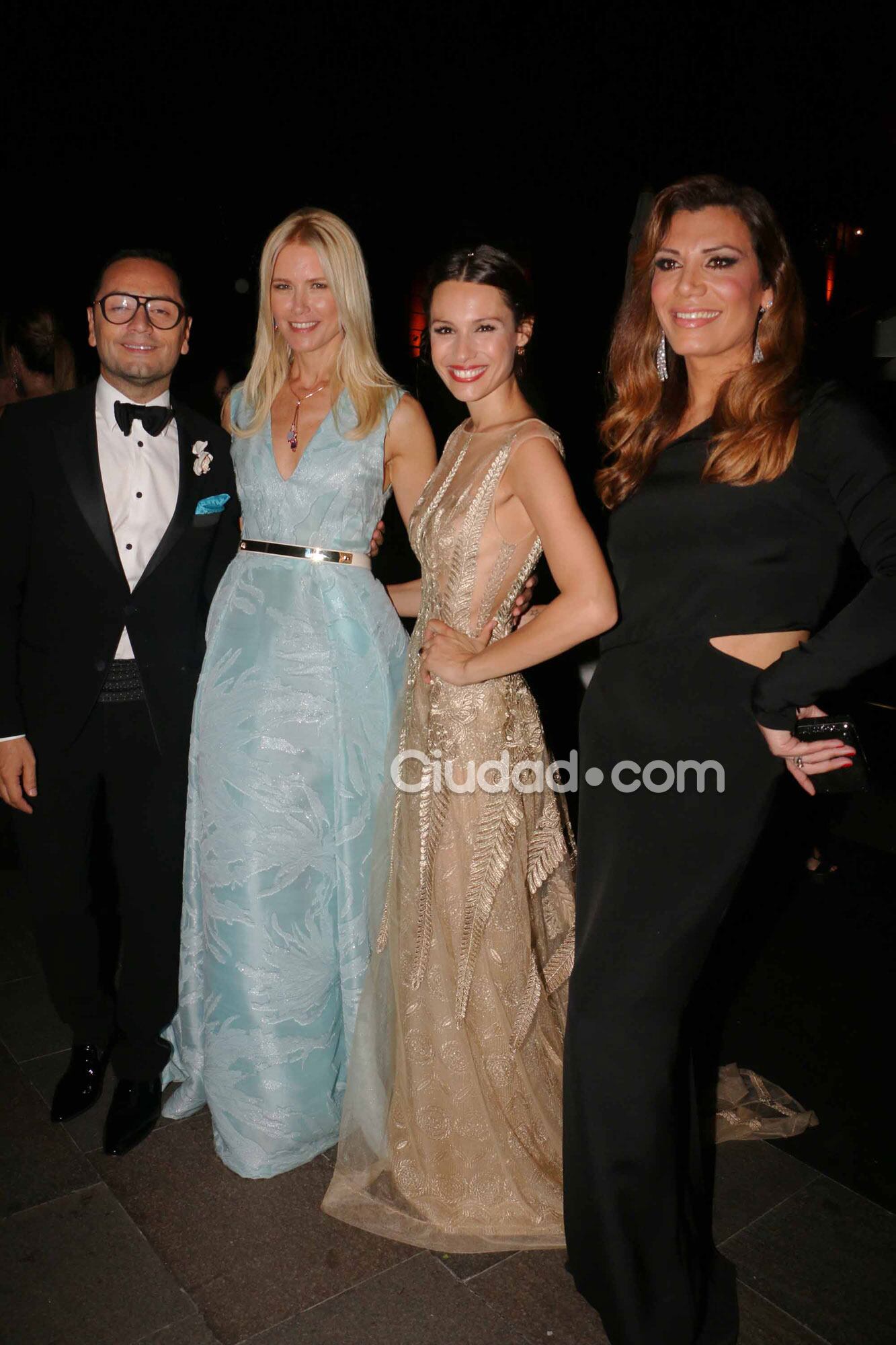 Pampita junto a Valeria Mazza, Fabián Medina Flores y Flor de la Ve (Fotos: Movilpress). 