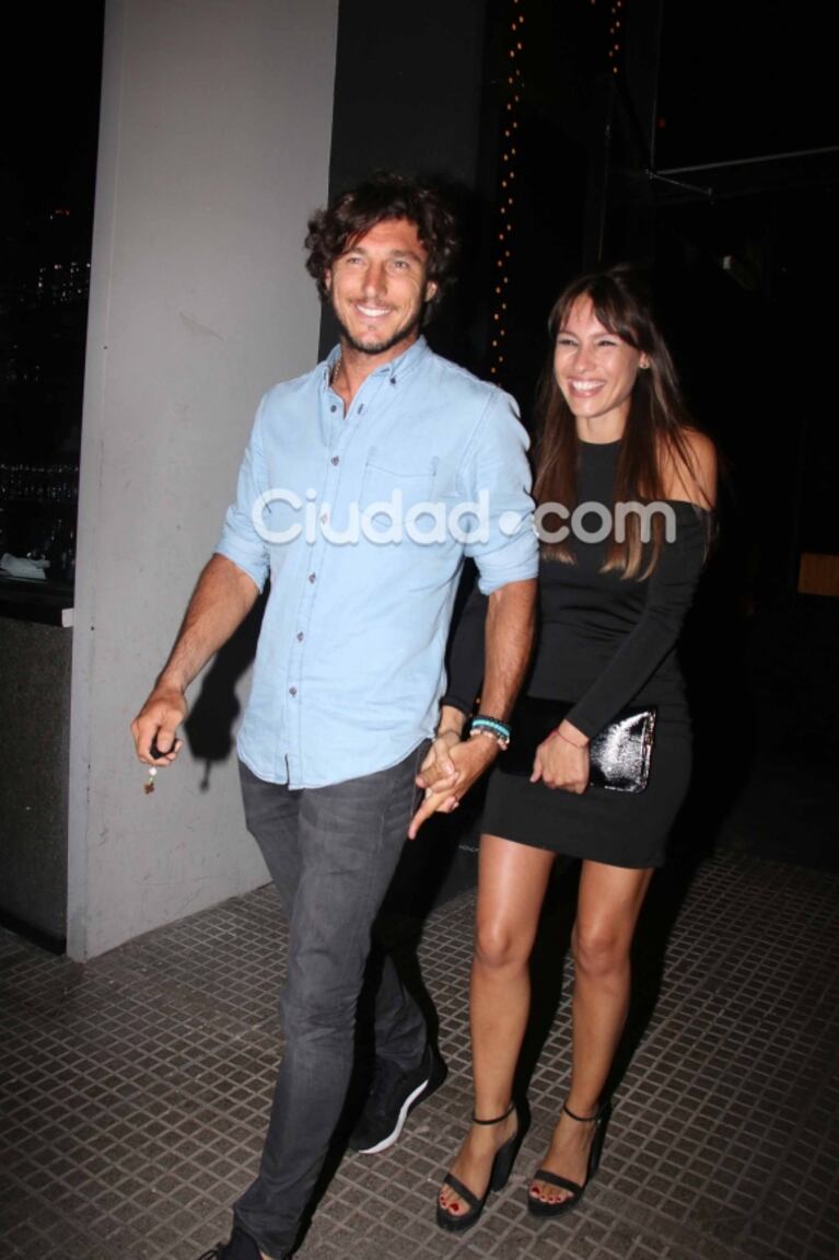 Pampita le festejó el cumpleaños a Pico Mónaco en un bar de Palermo: muchos mimos y amigos famosos 