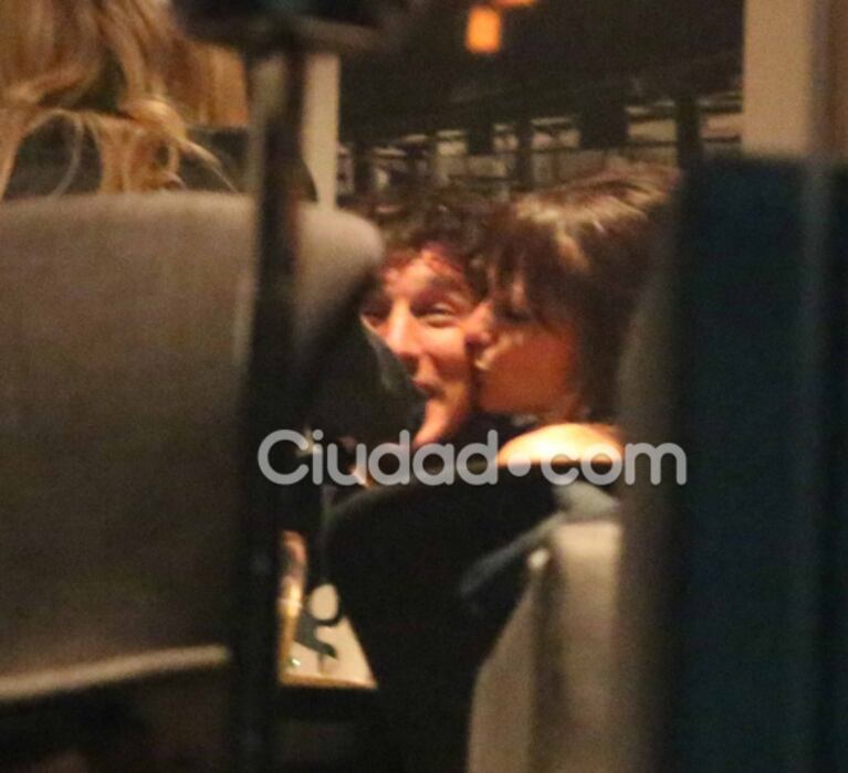 Pampita le festejó el cumpleaños a Pico Mónaco en un bar de Palermo: muchos mimos y amigos famosos 