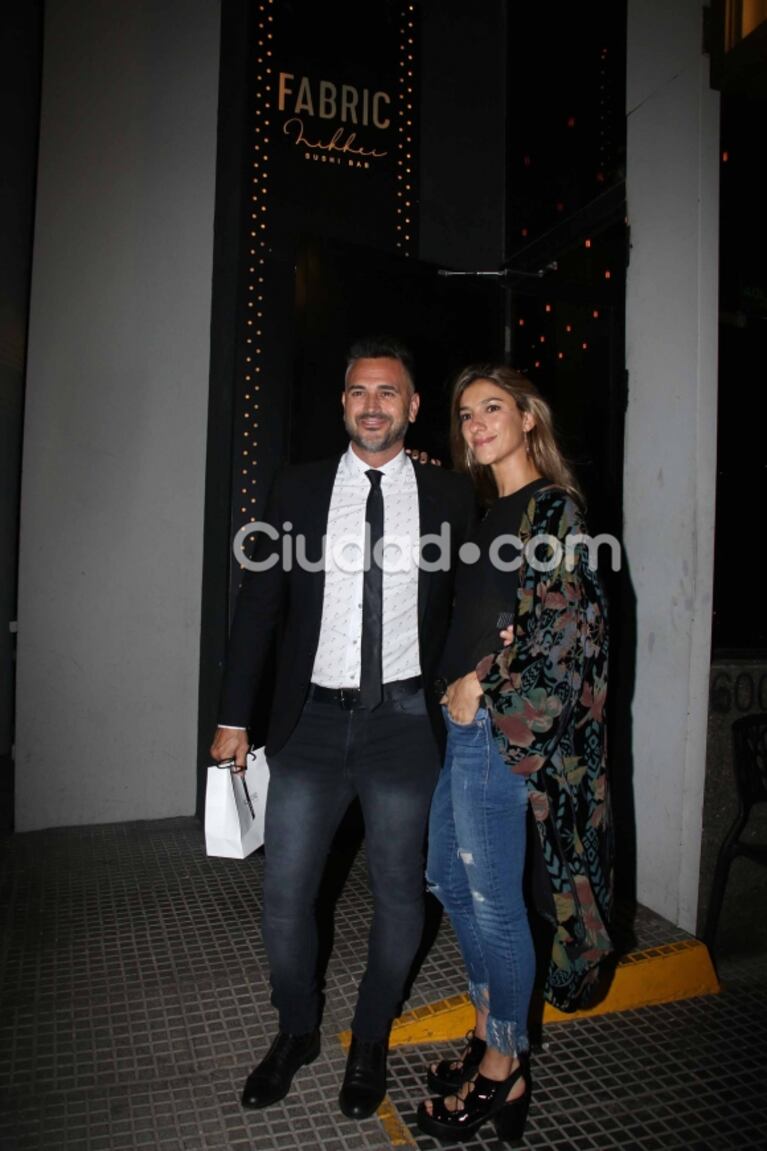 Pampita le festejó el cumpleaños a Pico Mónaco en un bar de Palermo: muchos mimos y amigos famosos 