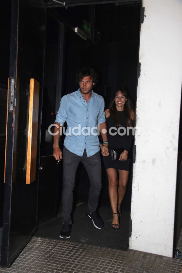 Pampita le festejó el cumpleaños a Pico Mónaco en un bar de Palermo: muchos mimos y amigos famosos 
