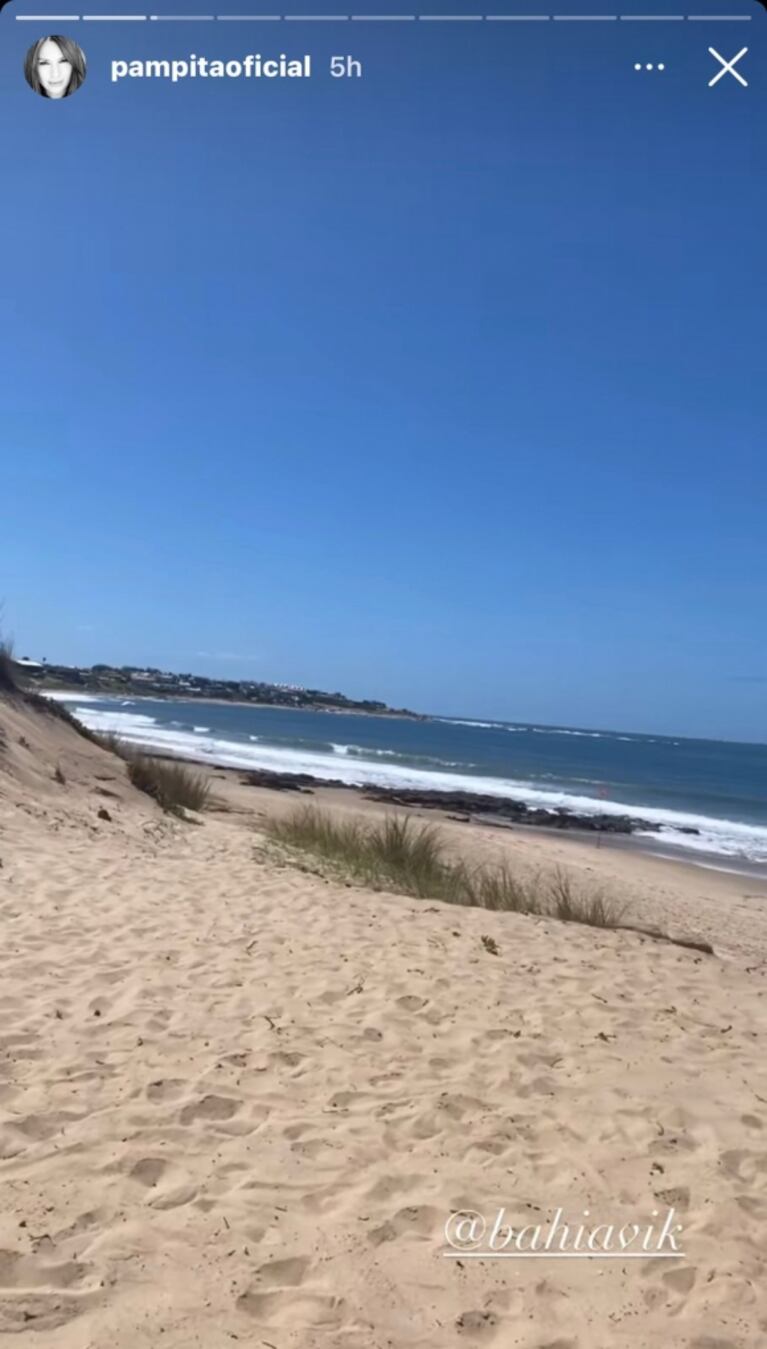 Pampita llegó a Punta del Este con su beba Ana García Moritán: las imágenes a puro sol, playa y juegos 
