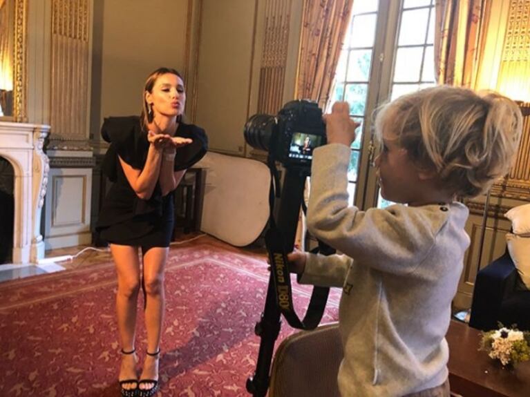 Pampita llevó a su hijo a un back... ¡y se adueñó de la cámara!: "¡Cuando te toca el mejor fotógrafo!"