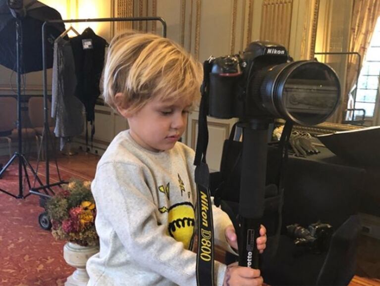 Pampita llevó a su hijo a un back... ¡y se adueñó de la cámara!: "¡Cuando te toca el mejor fotógrafo!"