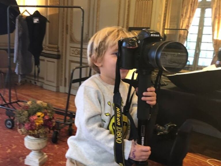 Pampita llevó a su hijo a un back... ¡y se adueñó de la cámara!: "¡Cuando te toca el mejor fotógrafo!"