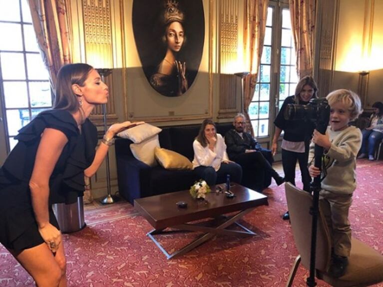 Pampita llevó a su hijo a un back... ¡y se adueñó de la cámara!: "¡Cuando te toca el mejor fotógrafo!"