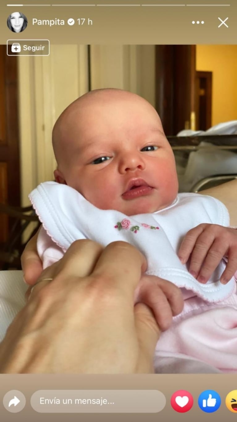 Pampita publicó la primera foto oficial de Ana, la beba que tuvo con Roberto García Moritán 