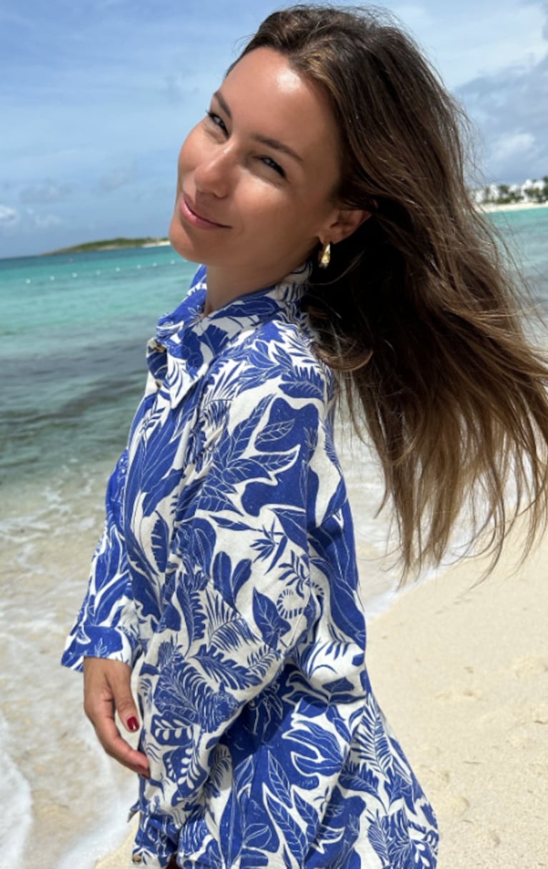 Pampita reaccionó mostrándose espléndida a orillas del mar.