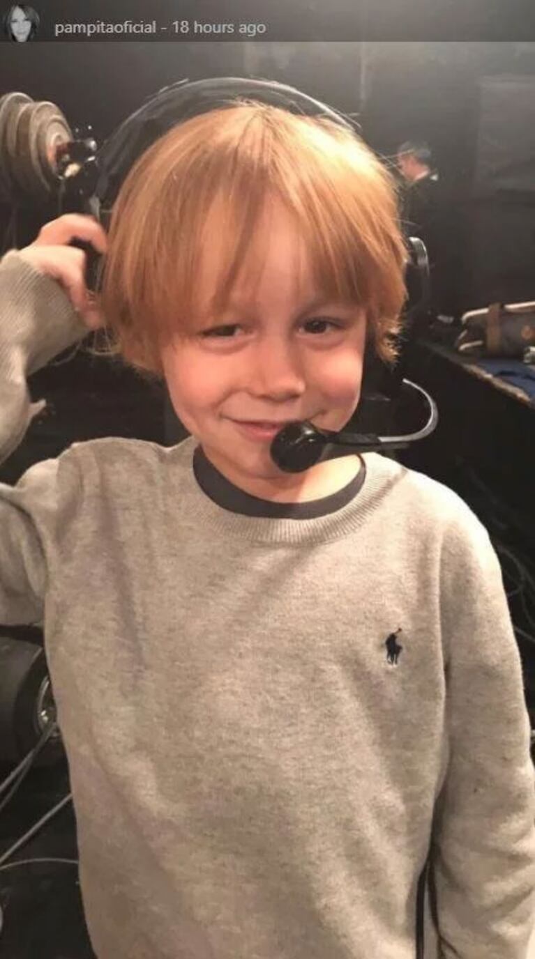 Pampita recibió a su hijo en su programa... ¡y él jugó a ser productor!: "Rubio loco"