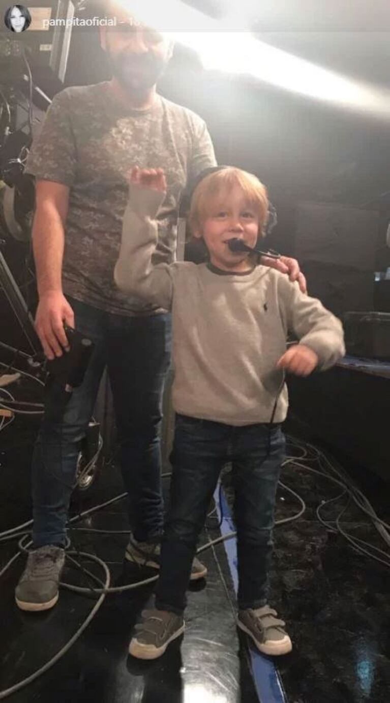 Pampita recibió a su hijo en su programa... ¡y él jugó a ser productor!: "Rubio loco"