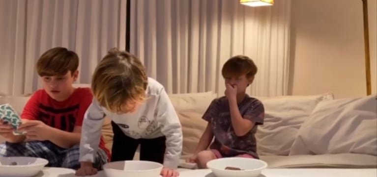 Pampita recreó con sus hijos el video viral de las hermanitas ante el plato de chocolate y se llevó una sorpresa