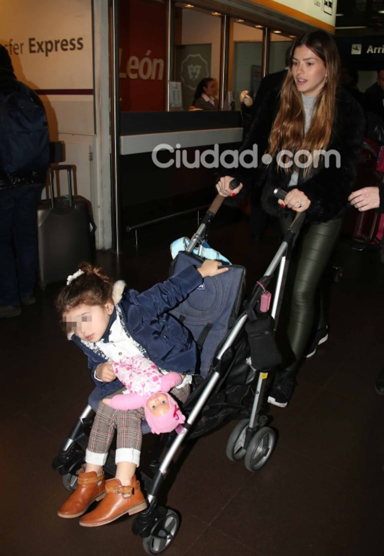 Pampita regresó a la Argentina ¡y vivió una perlita en el aeropuerto con China Suárez!