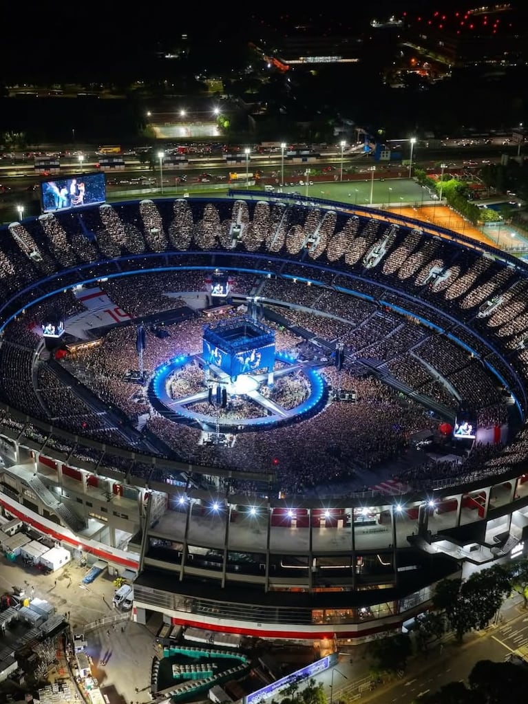 Pampita reveló qué sintió al desfilar ante 100 mil personas en el show de María Becerra en River (Foto de Instagram @pampitaoficial)