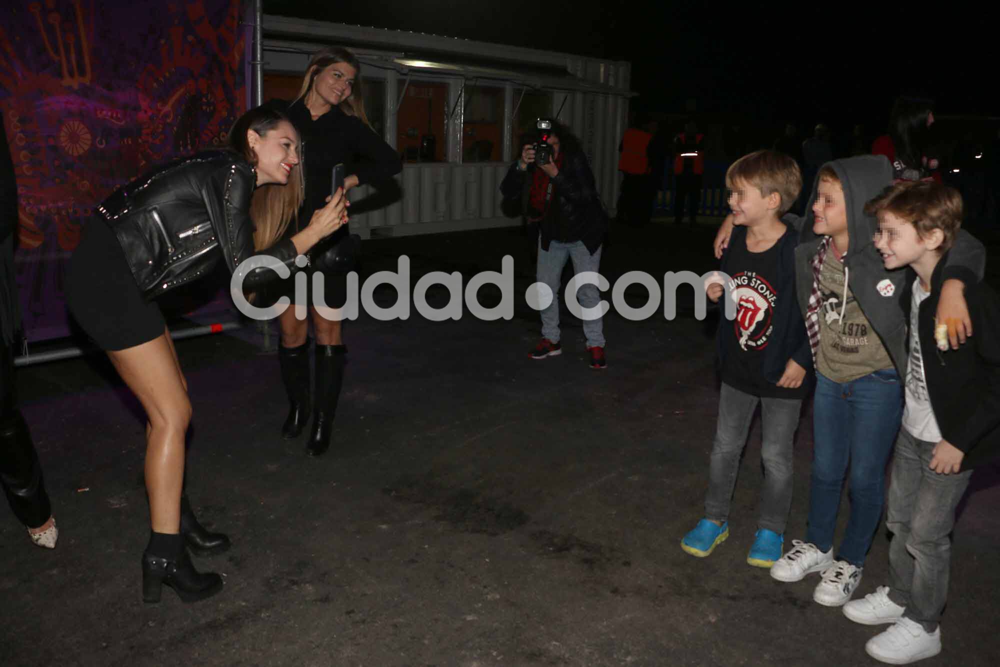 Pampita se divirtió con su hijo y un grupo de amigos (Fotos: Movilpress). 