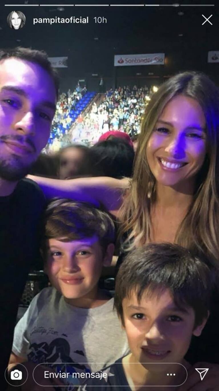 Pampita se divirtió junto a sus hijos en el show de Tini Stoessel