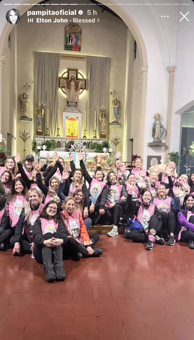 Pampita se mostró con el grupo con el que fue a Peregrinar este 2026 (Foto: Instagram).