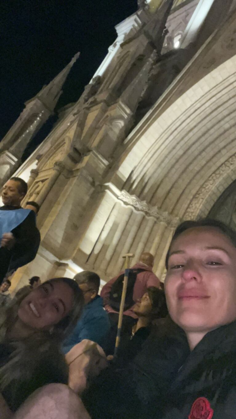 Pampita se quebró al llegar a Luján tras su peregrinación: el recuerdo de Blanca y el apoyo de sus hijos con Roberto