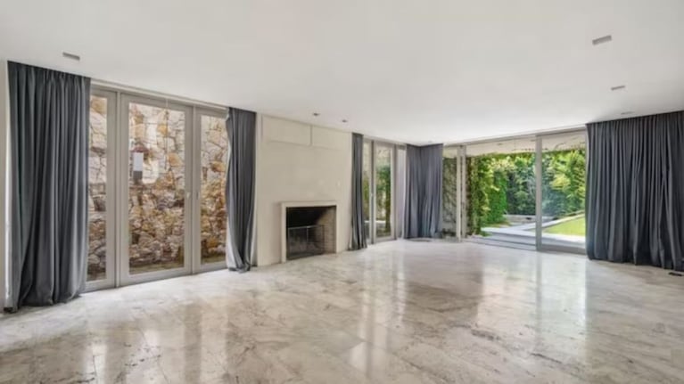 Pampita se suma a una tendencia de decoración: ventanales gigantes y adiós a las mamparas en el baño | Créditos: CARAS