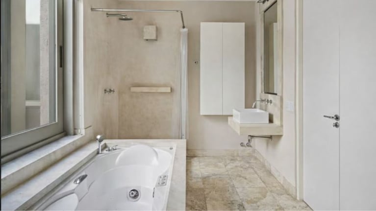 Pampita se suma a una tendencia de decoración: ventanales gigantes y adiós a las mamparas en el baño | Créditos: CARAS