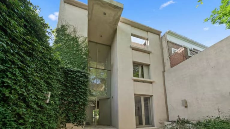 Pampita se suma a una tendencia de decoración: ventanales gigantes y adiós a las mamparas en el baño | Créditos: CARAS