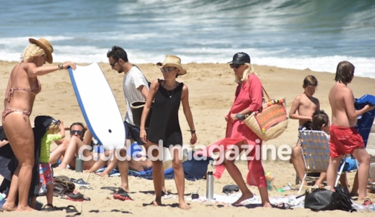 Pampita, una diosa suelta en Punta del Este: chapuzón en el mar y relax junto a sus hijos