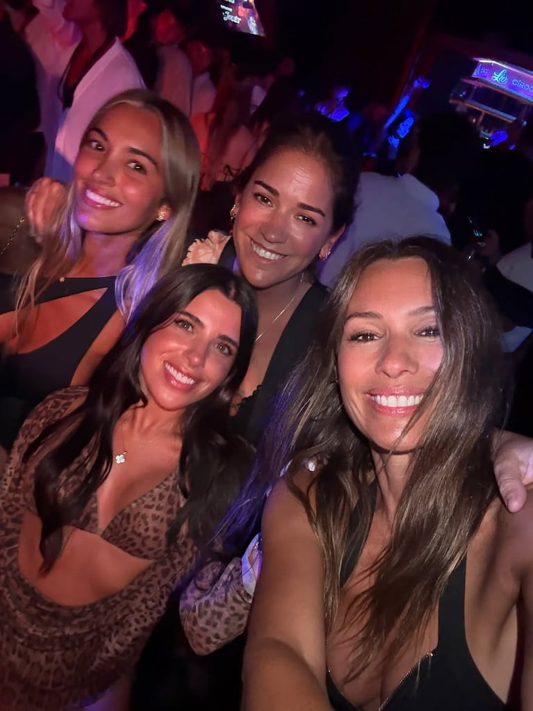 Pampita, Valu Cervantes, Estefanía Novillo y Malena Zermoglio en Ibiza (Foto: Instagram/@pampitaoficial).