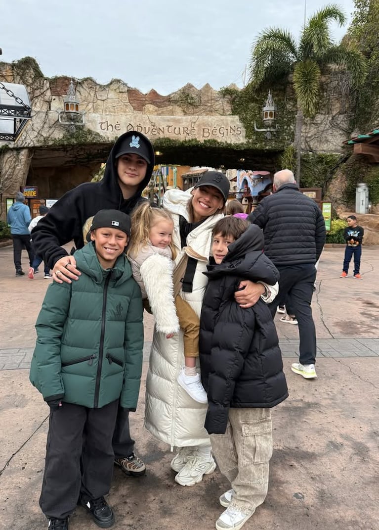 Pampita viajó con sus hijos y Barbie a Universal.