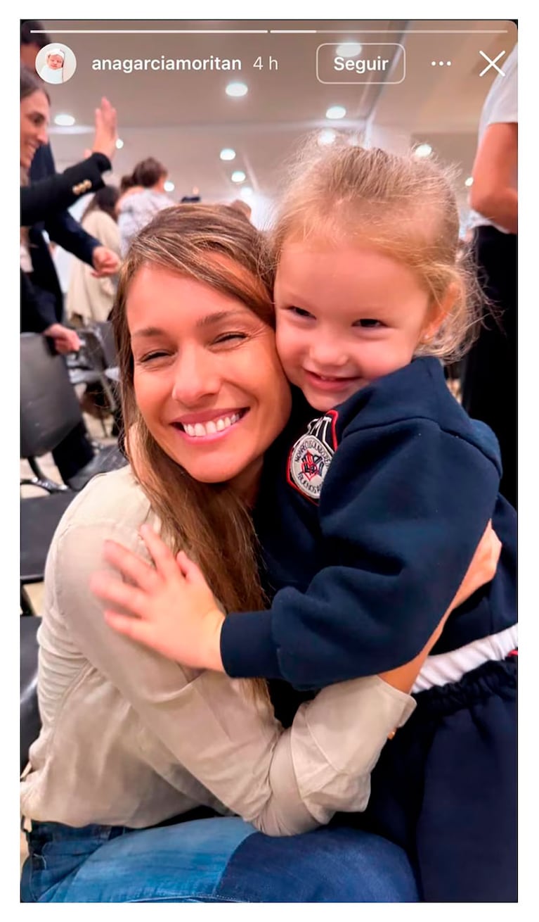 Pampita y Ana en un acto escolar (Foto: captura de Instagram).