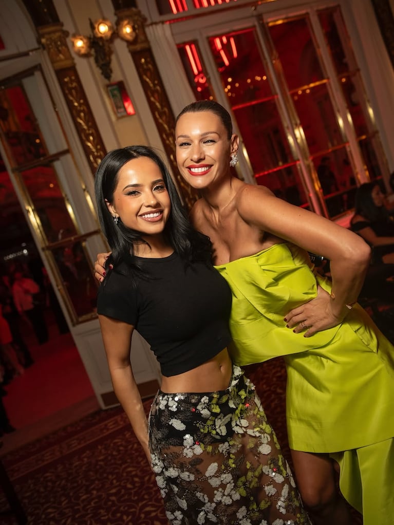Pampita y Becky G en el desfile de Carolina Herrera en Madrid (Foto: captura Instagram/@pampita).