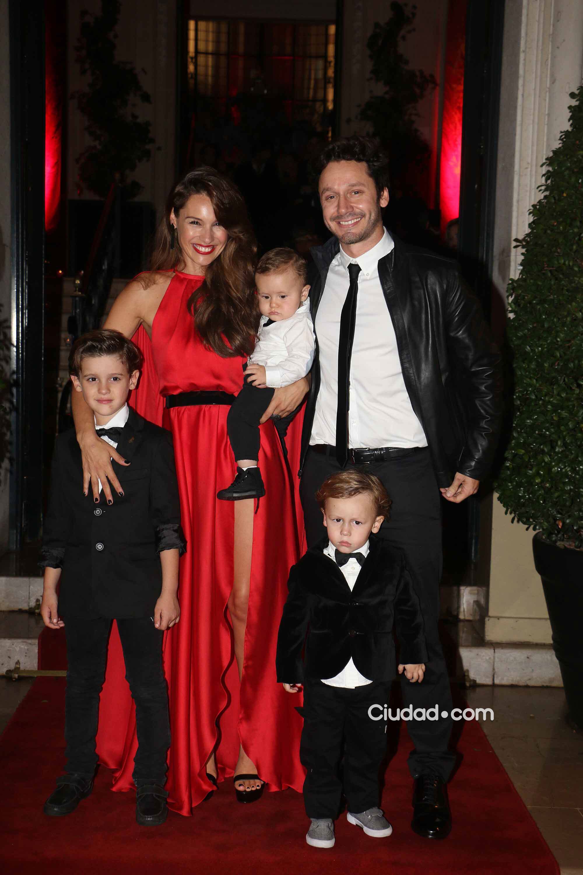 Pampita y Benjamín junto a sus hijos (Foto: Movilpress)
