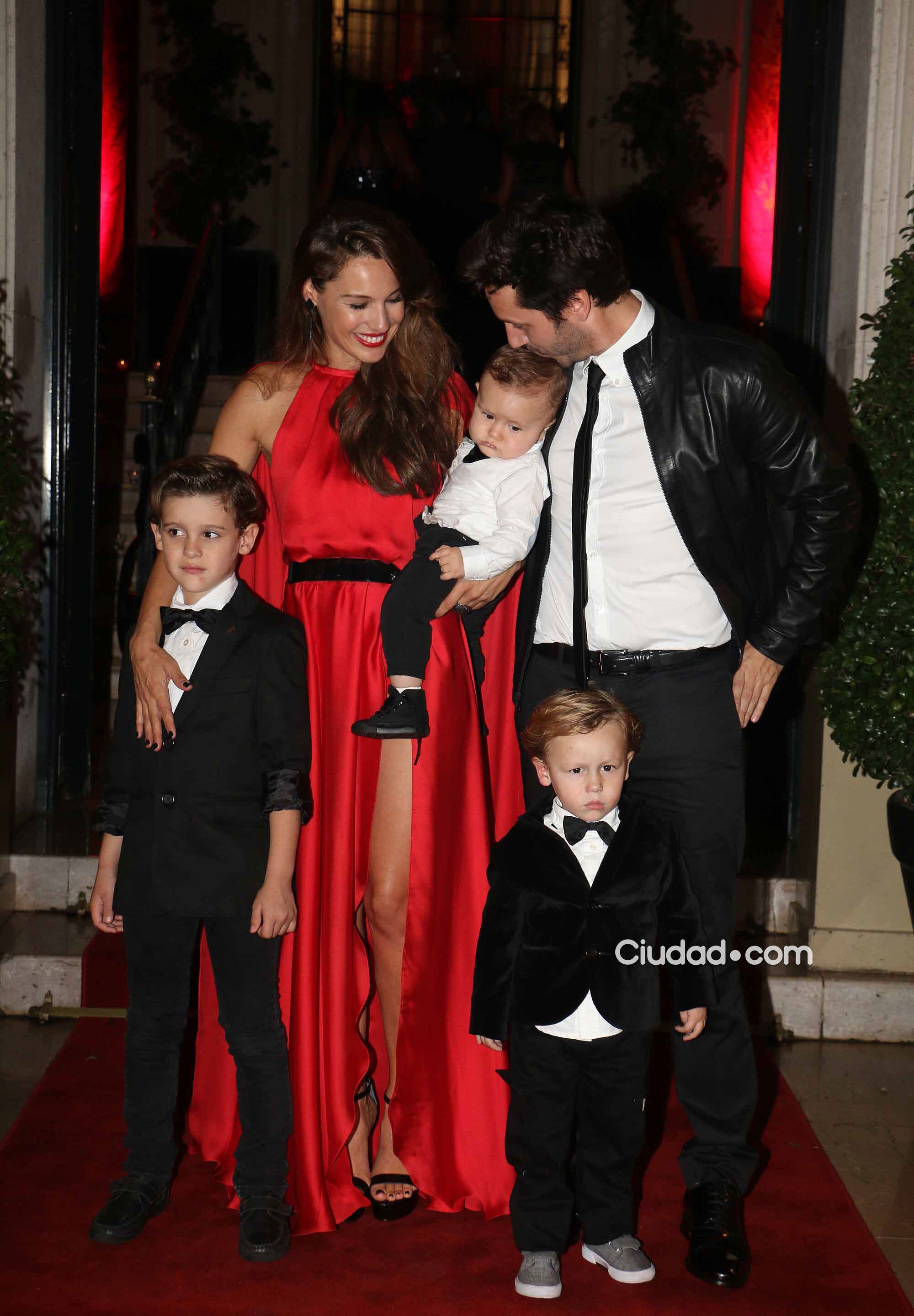 Pampita y Benjamín junto a sus hijos (Foto: Movilpress)