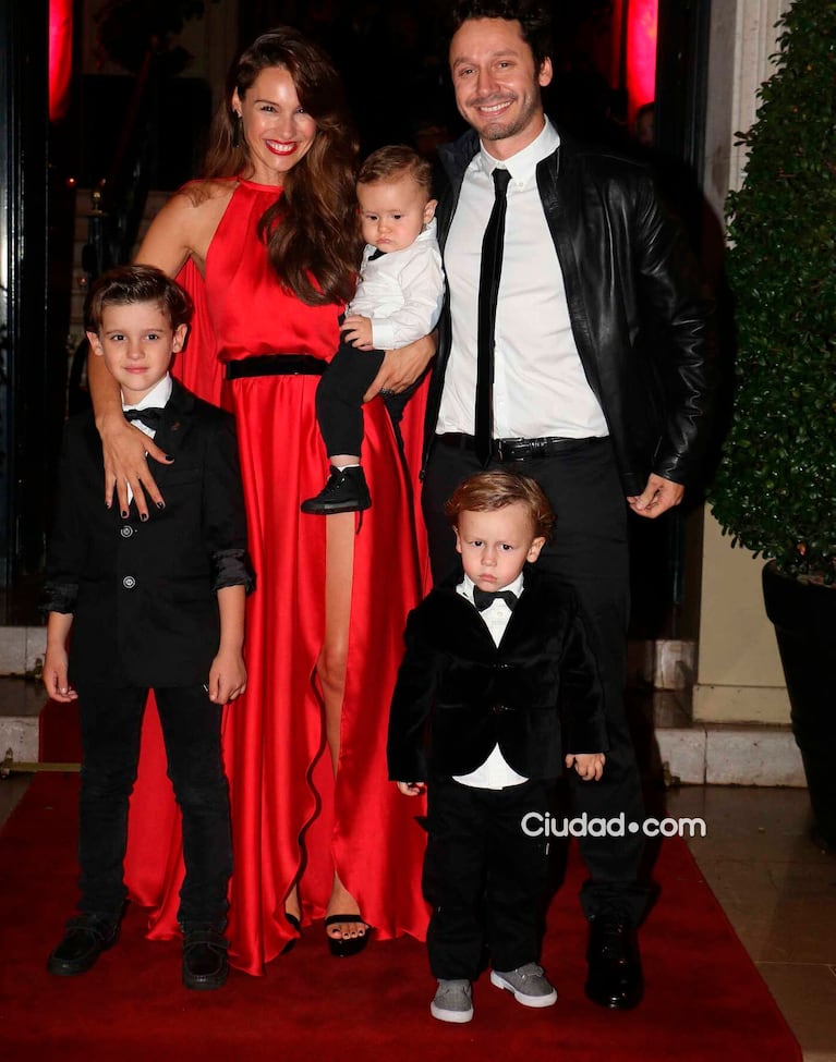 Pampita y Benjamín Vicuña festejaron 10 años de amor con sus hijos, 2015. (mOVILPRESS)