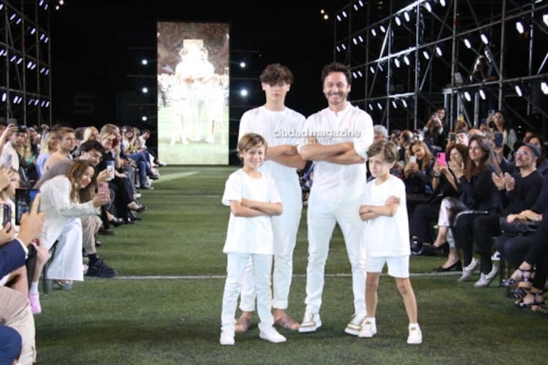 Pampita y Benjamín Vicuña juntos con sus hijos en un desfile: el emotivo álbum de fotos