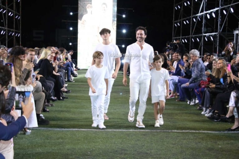 Pampita y Benjamín Vicuña juntos con sus hijos en un desfile: el emotivo álbum de fotos