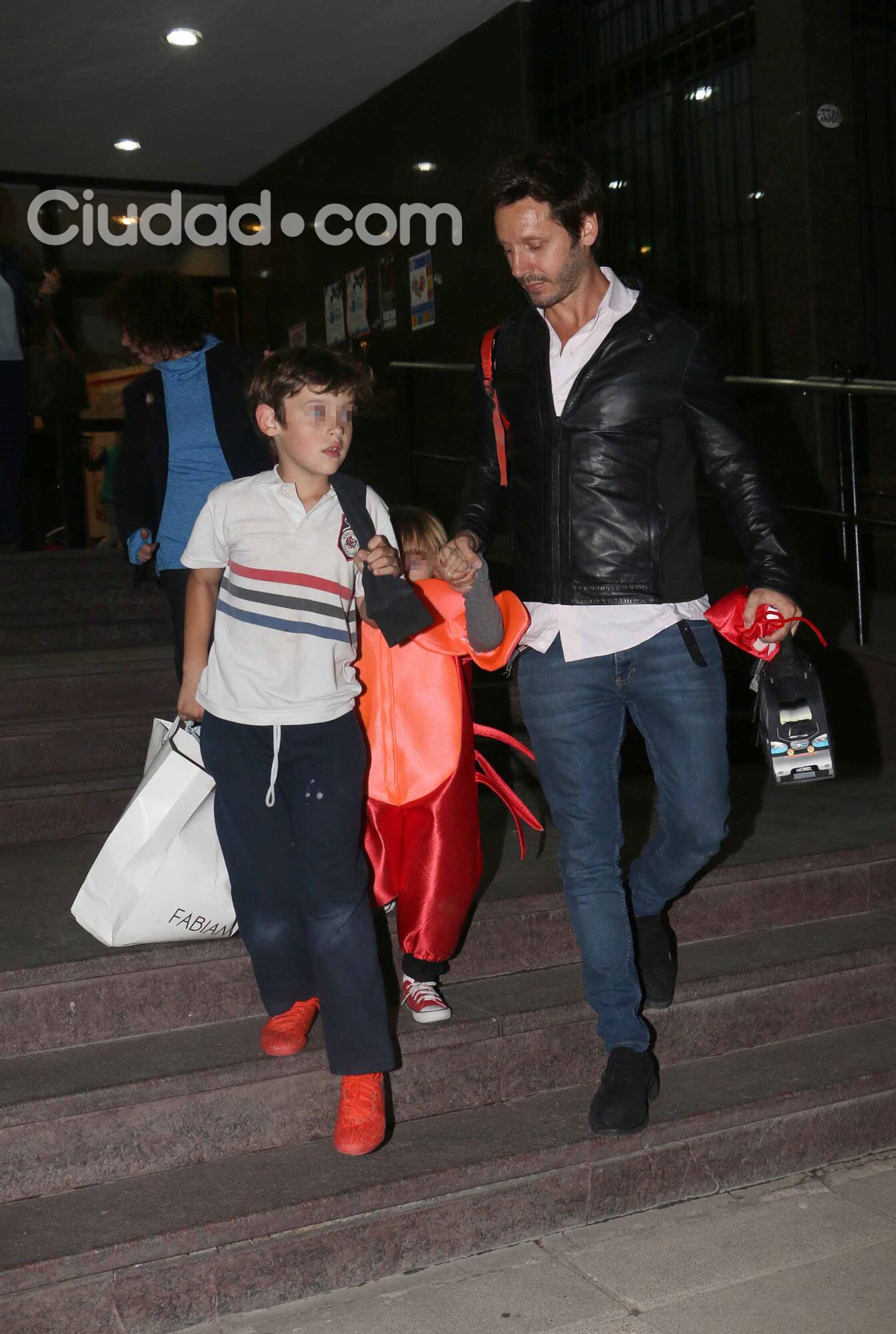 Pampita y Benjamín Vicuña, reunidos por sus niños (Fotos: Movilpress).